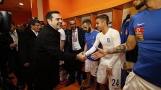 Στα αποδυτήρια της εθνικής ο Τσίπρας! (pics)