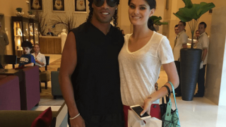 Μια Βραζιλιάνα καλλονή στο πλευρό του Ροναλντίνιο (pics)