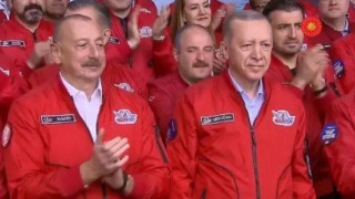 Επανεμφάνιση Ερντογάν με στολή πιλότου!