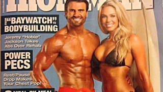 Μοντέλο, πρώην σύζυγος σταρ του Baywatch ψάχνει για φαγητό στα σκουπίδια