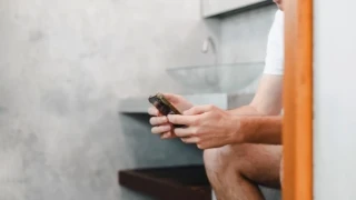 Γιατί πρέπει οπωσδήποτε να σταματήσεις να χρησιμοποιείς το κινητό σου στο μπάνιο