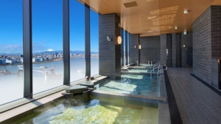 Σε αυτό το μέρος, περιμένουν την πτήση τους… από το τζακούζι