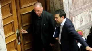 Διαψεύδουν Τσίπρας και Βαρουφάκης το δημοσίευμα που αναφέρει μυστική συνάντησή στο Σούνιο