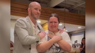 Σερβιτόρα απολύθηκε αφού έλαβε μπουρμπουάρ 4.400 δολαρίων!