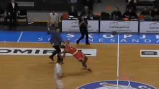 Απίστευτο περιστατικό στα Σκόπια, προπονητής μπάσκετ εισέβαλε στο γήπεδο για να διακόψει επίθεση αντιπάλου