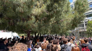 Έγιναν τα αποκαλυπτήρια του μνημείου των θυμάτων των Τεμπών στο ΑΠΘ (pics)