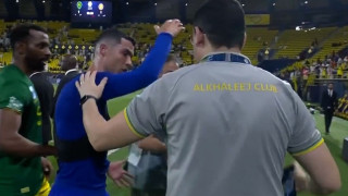 Κριστιάνο Ρονάλντο: Εκνευρισμένος έσπρωξε άτομο που ήθελε να βγει φωτογραφία μαζί του