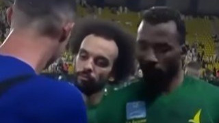 Ο Φάμπιο Μαρτίνς περίμενε... καρτερικά για να πάρει τη φανέλα του Ρονάλντο (vid)