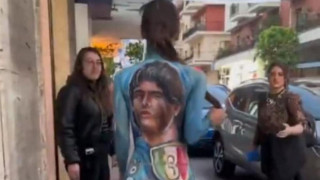 Οπαδός της Νάπολι έβαψε το γυμνό της σώμα στα χρώματα της ομάδας και βγήκε στον δρόμο!