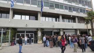 Θεσσαλονίκη: Κουκουλοφόροι έσπασαν τις εισόδους στο Αριστοτέλειο - Βανδάλισαν και τη λέσχη (vid)
