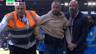 Οπαδός της Λιντς «μπούκαρε» και έσπρωξε τον προπονητή της Νιούκαστλ