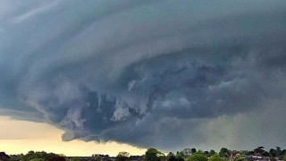 Βίντεο σοκ από τη Βρετανία: Ανεμοστρόβιλος θέρισε τα πάντα