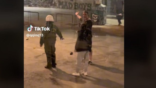 ﻿Βίντεο: Ο Μπισμπίκης σε ρόλο «ειρηνοποιού» μεταξύ ΜΑΤ και οπαδών του Παναθηναϊκού - Ακουσε «γαλλικά»