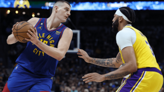 Μυθική κόντρα Γιόκιτς-Ντέιβις και 1-0 οι Νάγκετς