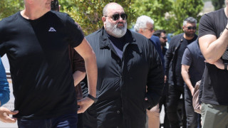 Ποινή-χάδι στον Καραπαπά για τη φούστα στον Μπαλτάκο!