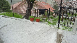Ο καιρός τρελάθηκε: Το… έστρωσε με χαλάζι στα ορεινά της Ελασσόνας