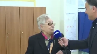 Απολαυστική γιαγιά τρόλαρε δημοσιογράφο: «Ελπίζω να είναι η τελευταία φορά που ψηφίζω»