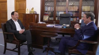 Κύπρος: «Πάρτι» στα social media με το κρυμμένο τασάκι κάτω από το γραφείο του Νίκου Χριστοδουλίδη [εικόνα]