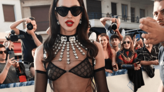 Σήκωσε τις Κάννες στο πόδι μόνο με τα εσώρουχα της η Ιρίνα Σάικ!