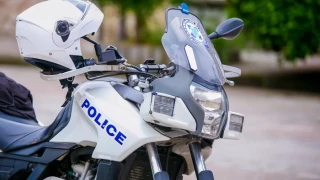 «Χειροπέδες» στον... δημιουργό «γνωστού» συνθήματος για τον Μητσοτάκη