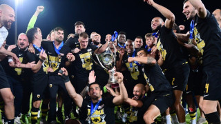 «Τρελαμένος» με την κούπα ο Αλμέιδα