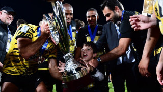 Η φωτογραφία του τελικού: Οι παίκτες της ΑΕΚ πανηγυρίζουν το Κύπελλο μαζί με φίλο του ΠΑΟΚ