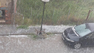 Ισχυρή καταιγίδα με χαλάζι στην Πτολεμαΐδα - «Άσπρισαν» οι δρόμοι