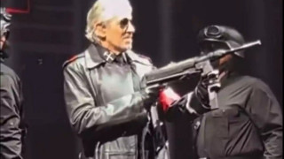 Βερολίνο: Ο Ρότζερ Γουότερς φόρεσε ναζιστική στολή σε συναυλία – Έρευνα από την αστυνομία