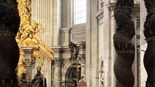 Άντρας γδύθηκε μέσα στη Βασιλική του Αγίου Πέτρου - Ανέβηκε ολόγυμνος στον κεντρικό βωμό (pic)