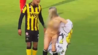 ΕΠΟΣ: Οπαδοί στην Ολλανδία προσέλαβαν στρίπερ για να αποσυντονίσει του αντιπάλους