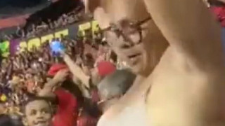 Βραζιλία: Ηλικιωμένη έκανε... στριπτίζ στο γήπεδο για να πανηγυρίσει νίκη της ομάδας της