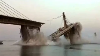 Ακραίο βίντεο: Τμήμα γέφυρας στην Ινδία καταρρέει μπροστά στις κάμερες – Δεύτερη φορά σε έναν χρόνο