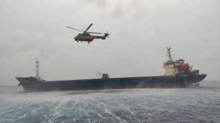 Σύγκρουση πλοίων στη Χίο: Η στιγμή που Έλληνας διασώστης κατεβαίνει στο πλοίο με τους Τούρκους ναυτικούς (vid)