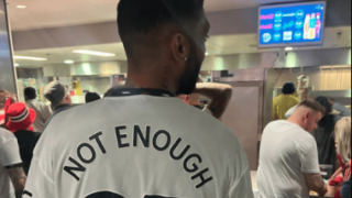 Σύλληψη οπαδού της Μάντσεστερ Γιουνάιτεντ, για ντροπιαστικό μήνυμα στην φανέλα του!