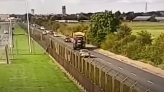 Βρετανία: Τρακτέρ που οδηγούσε 19χρονος διέλυσε ένα αυτοκίνητο