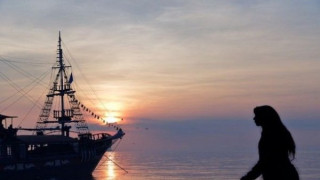 Τρελά ερωτευμένη Θεσσαλονικιά «ξεσπάει» στο αμάξι του αγαπημένου της!
