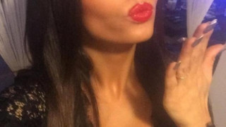 Στέλνει φιλάκια και τρελαίνει με το μπούστο της! (pics)