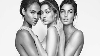 Αγκαλιάστηκαν εντελώς γυμνές για να διαφημίσουν παπούτσια! (pics)