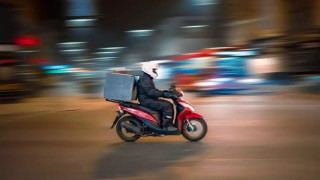 Ζήτησαν από σουβλατζίδικο να μην στείλει «μελαμψό» διανομέα και έλαβαν «πληρωμένη» απάντηση