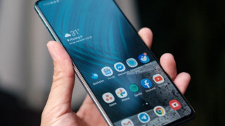 Ταξίδια: Ποια ρύθμιση πρέπει να αλλάξετε στο κινητό για να μη χρεωθείτε