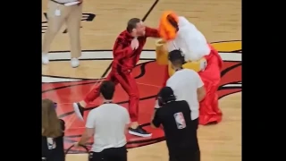 «Αφήνιασε» ο Μακ Γκρέγκορ με μασκότ του NBA- Του όρμησε και τον έστειλε στο νοσοκομείο