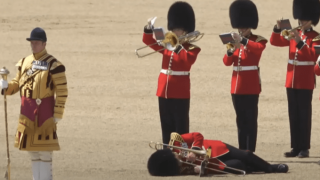 Σοκαριστικό βίντεο: Μέλη της  αγγλικής βασιλικής φρουράς λιποθυμούν ο ένας μετά τον άλλον