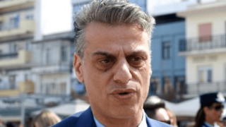 Ο Δήμαρχος Ορεστιάδας με φανέλα ΠΑΟΚ υποδέχεται την κούπα της ΑΕΚ και στέλνει... μήνυμα