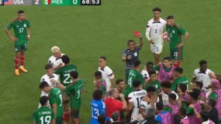 Σκηνές χάους στο ΗΠΑ - Μεξικό με σύρραξη, σκισμένες φανέλες και αποβολές