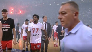 Παναθηναϊκός-Ολυμπιακός: To φιλί του Μπαρτζώκα κατά την αποχώρηση του απο το παρκέ