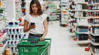 Ακρίβεια: Στροφή σε αγορές φθηνότερων προϊόντων – Τι κόβουν οι καταναλωτές