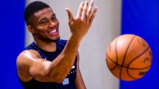 Η ανάρτηση του Αντετοκούνμπο με τη φανέλα της Εθνικής -Χαμογελαστός προετοιμάζεται για το Παγκόσμιο Κύπελλο