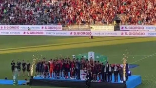 Αδιανόητο: Οπαδός έκλεψε το Κύπελλο στην φιέστα ανόδου της Κάλιαρι!