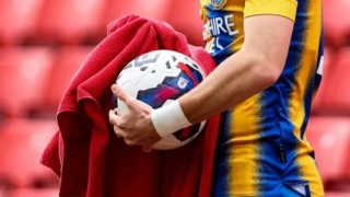 Τέρμα το... σκούπισμα της μπάλας με πετσέτα στην Αγγλία!