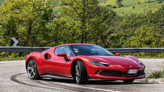 Έγινε κι αυτό: Πάρκαρε τη Ferrari του στο... μπαλκόνι